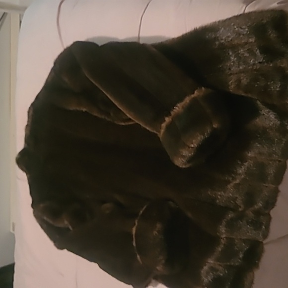 Donna Solyers fabulous furs Brown Fur deep heavy coat one top button. - Picture 7 of 8
